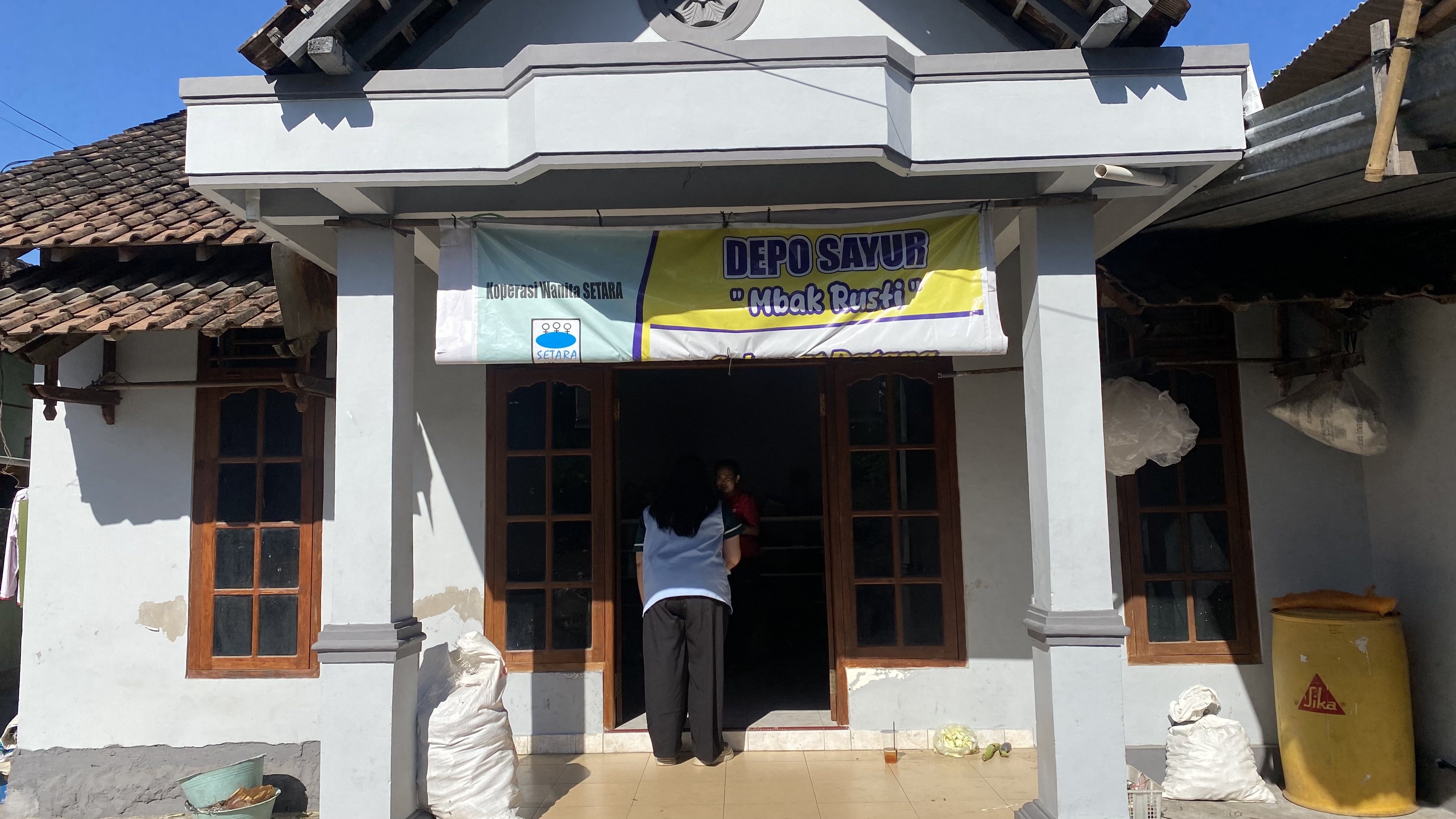 Bakul sayur mbak Rusti prihatin