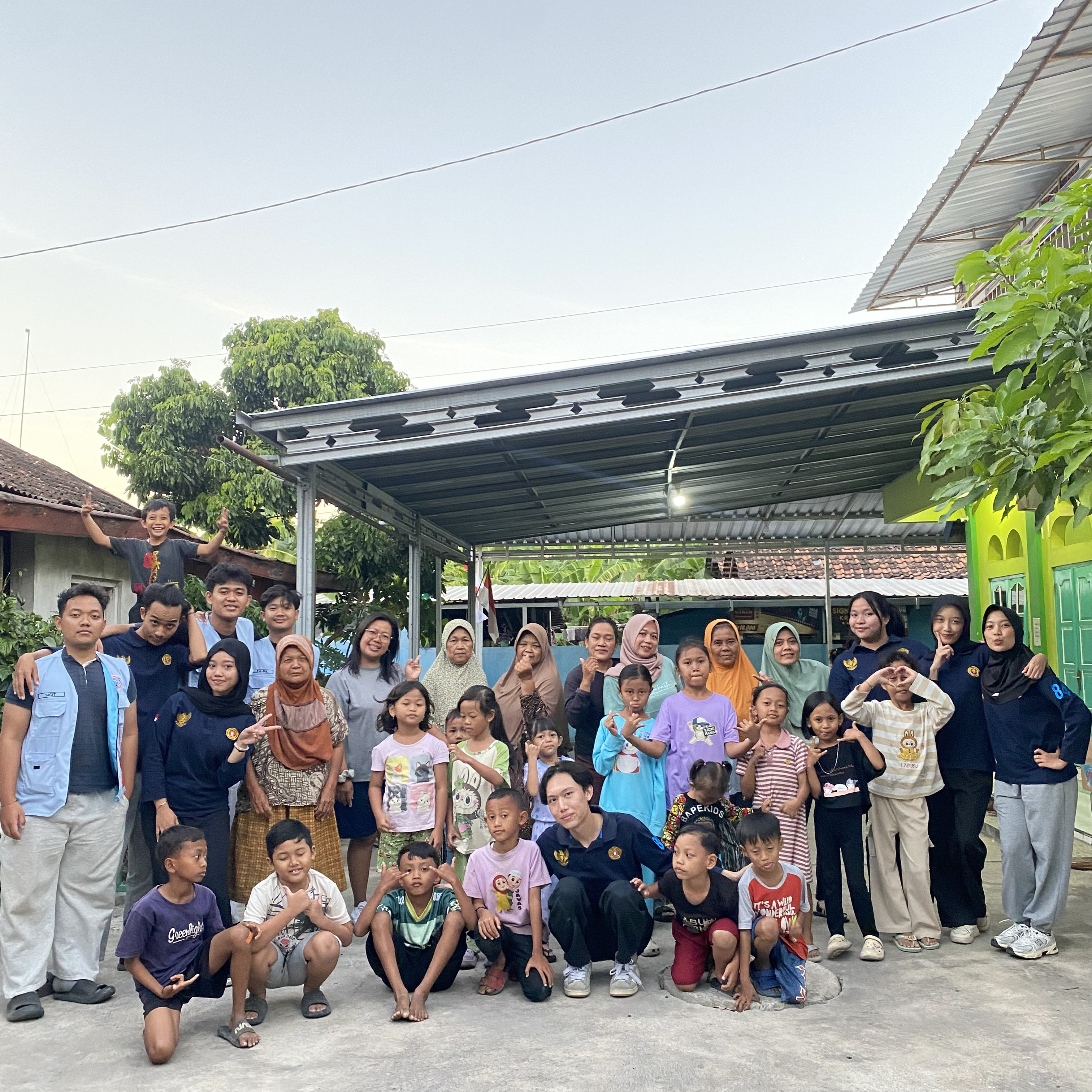 Senam Bersama Ibu-ibu dan Anak-anak